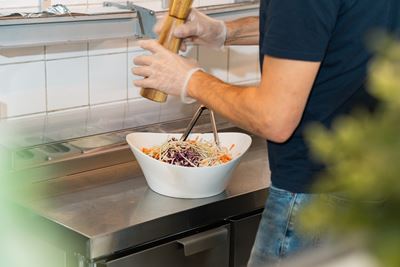 Aliñar una ensalada tipica de suecia