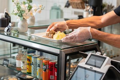 Sirviendo un plato tipico de suecia