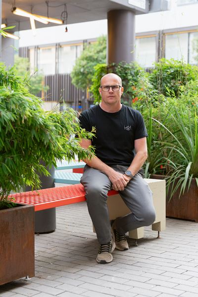 Hombre sentado en un banco