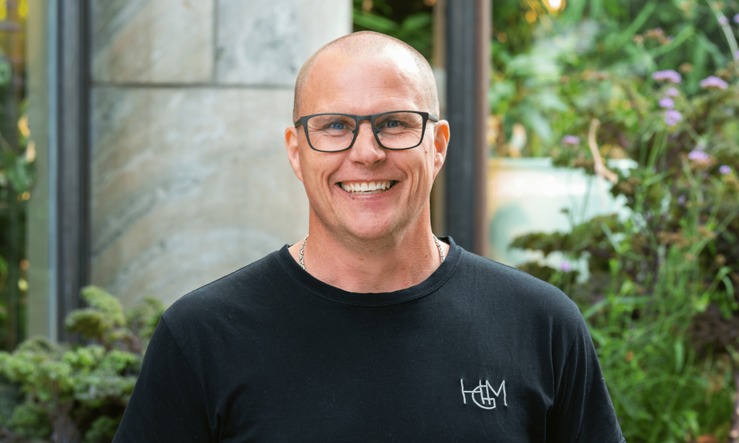 hombre calvo con gafas sonriendo