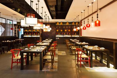 Mesas en un restaurante asiatico vacio