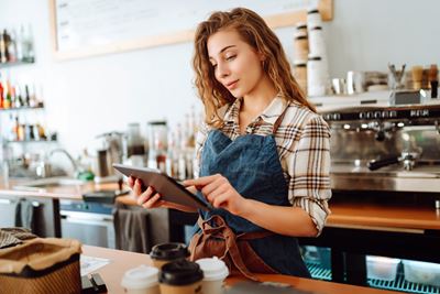 Camarera tomando nota en tablet