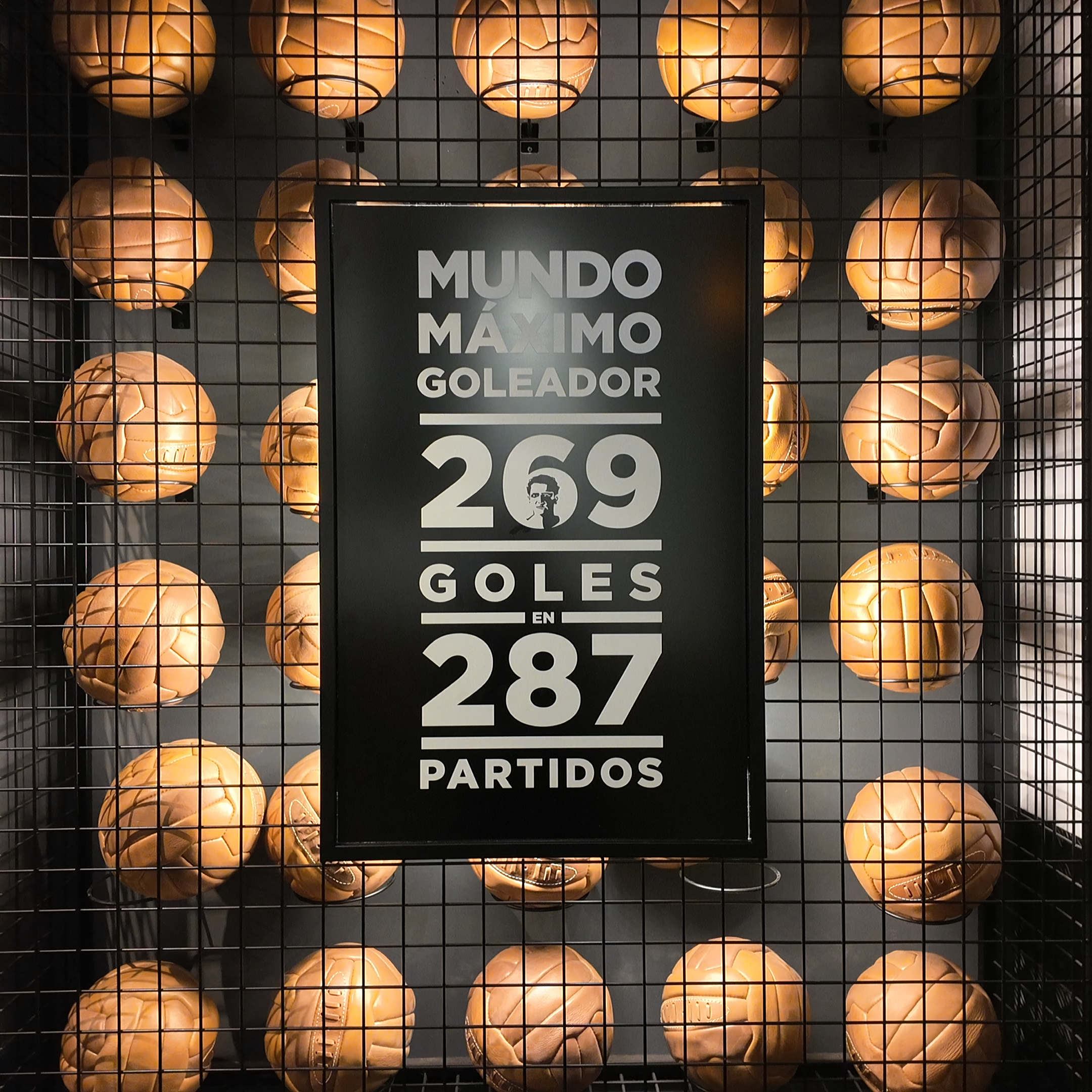 pared con balones de futbol