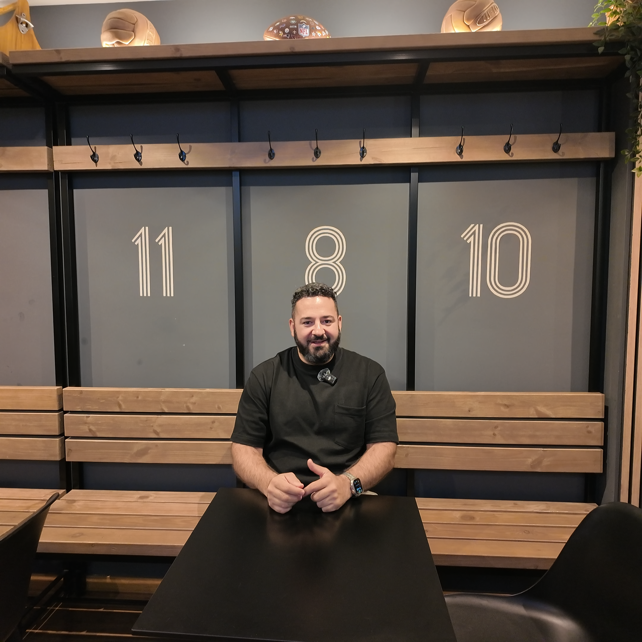 chico joven sentado en la mesa de un bar