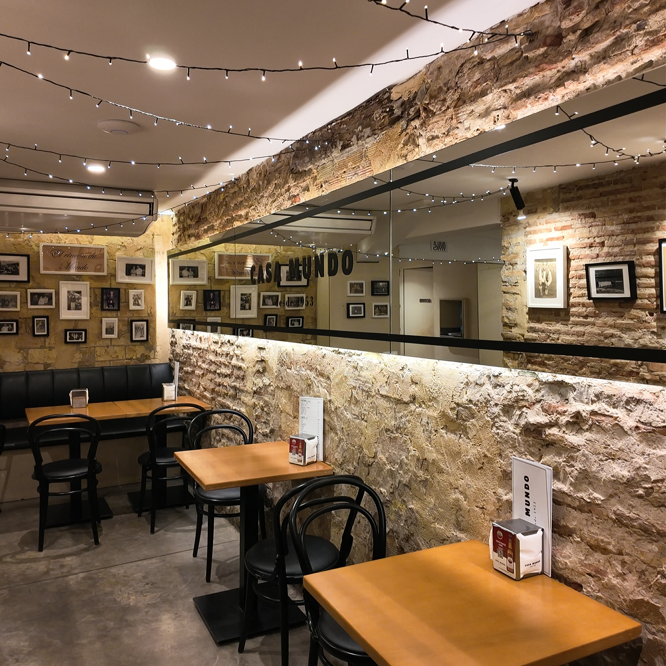 bar de valencia con luces y un gran espejo