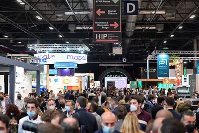 Pasillo de feria HIP con mucha gente paseando