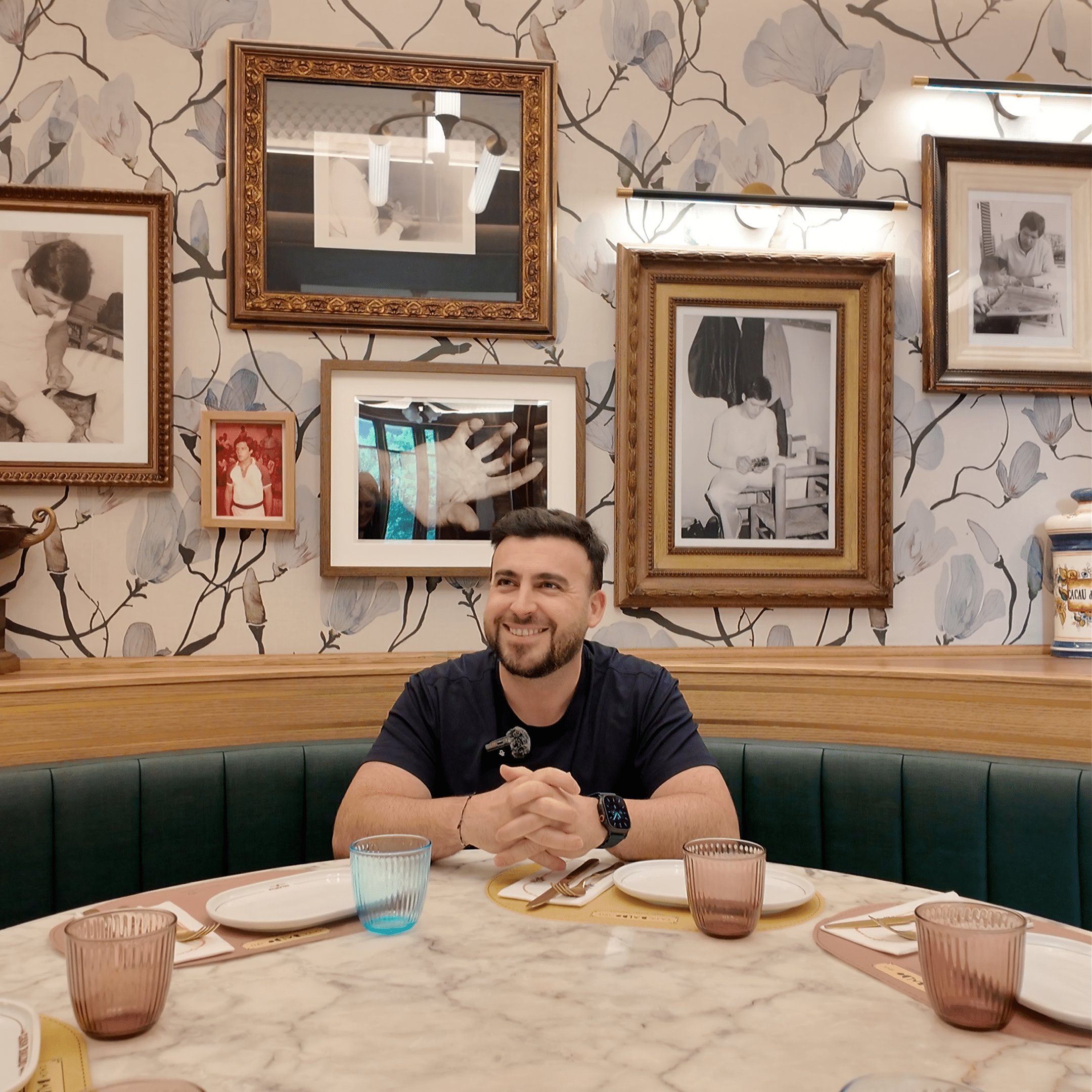 responsable de un resturante sentado dando una entrevista en uno de sus locales