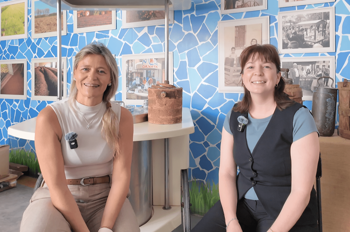 dos mujeres en entrevista