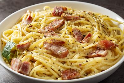 pasta carbonara en plato tradicional