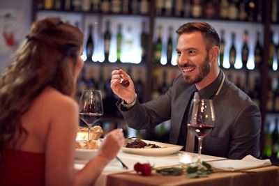 Momento romantico pareja celebrando San Valentin