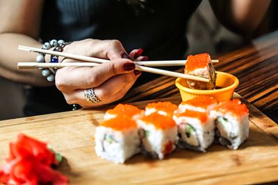 sushi y mano de mujer