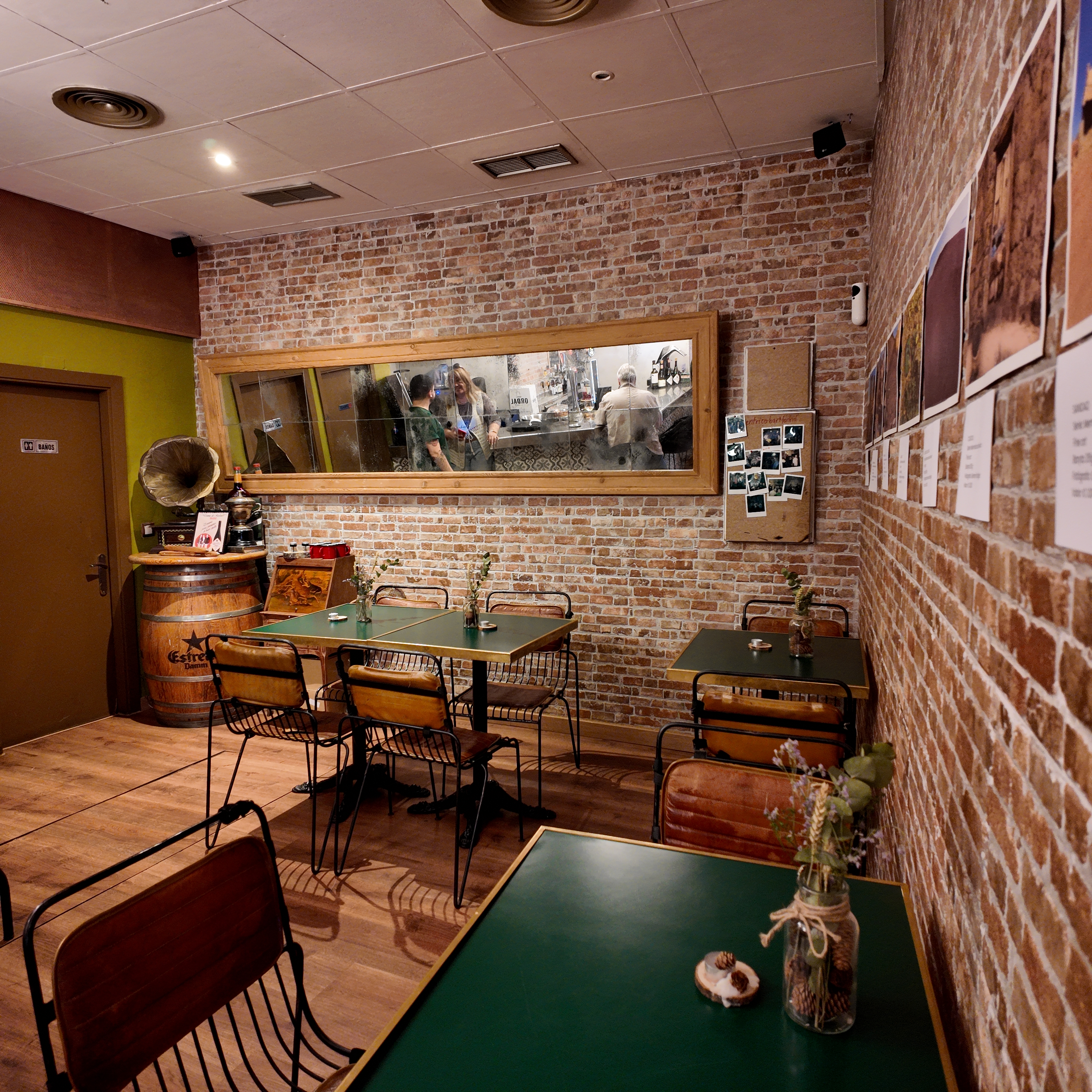 sala de un pequeño bar de madrid