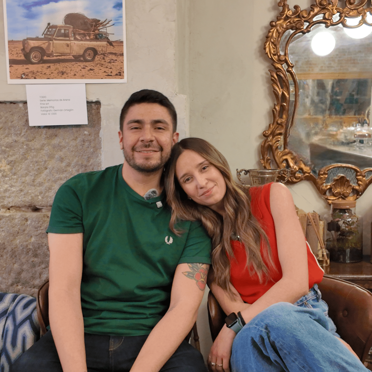 pareja sentada en un sofa en un bar 