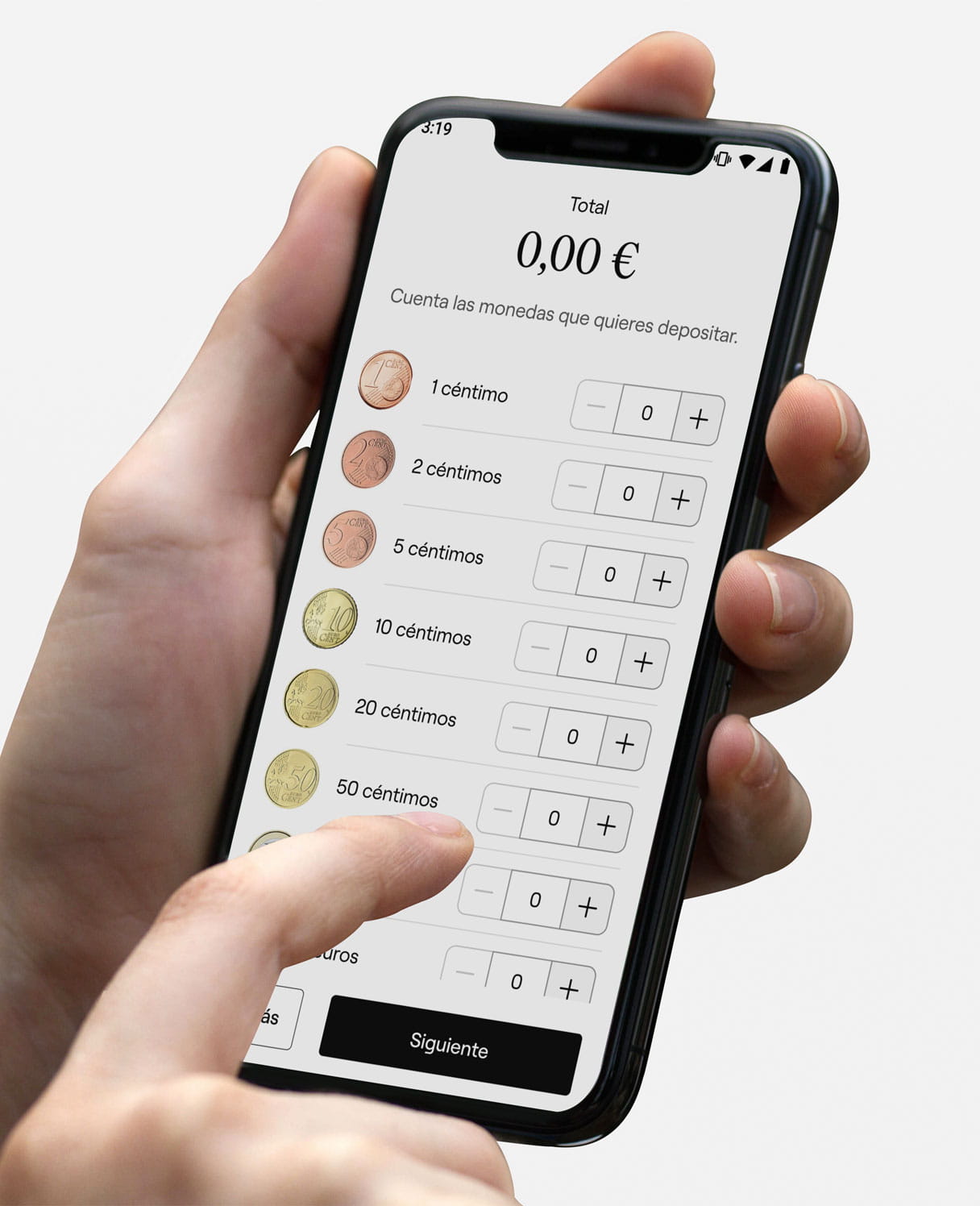 Marco de un smartphone sostenido por una mano, mostrando el total en euros en la pantalla y las combinaciones de monedas con la opción de añadir cantidades.