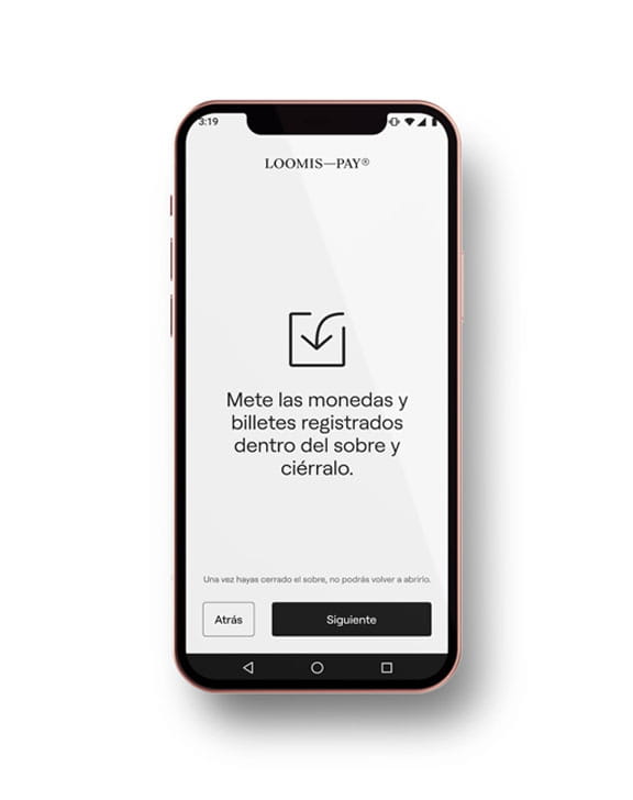 Marco de un smartphone con la pantalla mostrando un ícono de un cuadrado con flecha hacia dentro y el mensaje 'mete las monedas y billetes registrados dentro del sobre y ciérralo', con los botones 'siguiente' y 'atrás' abajo.