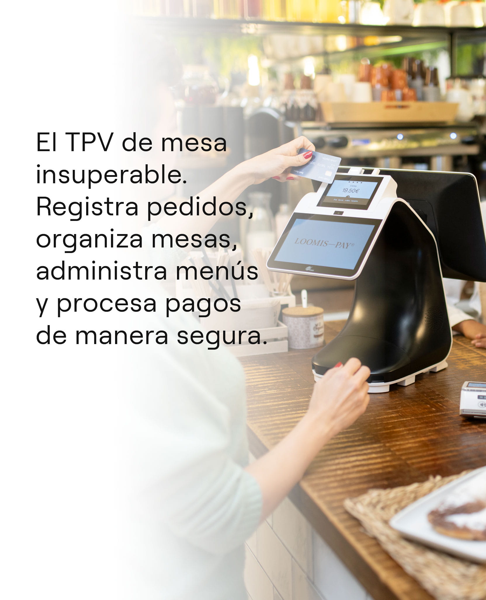 Fotografía del dispositivo Pay-Desk Loomis Pay con la mano de una persona sosteniendo una tarjeta de crédito, simulando el pago. En el lado izquierdo, el mensaje: "El TPV de mesa insuperable. Registra pedidos, organiza mesas, administra menús y procesa pagos de manera segura."