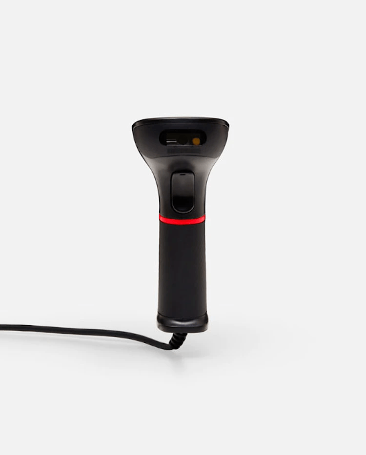 Primer plano del scanner de mano de color negro, con una línea roja ubicada debajo del botón de escanear.