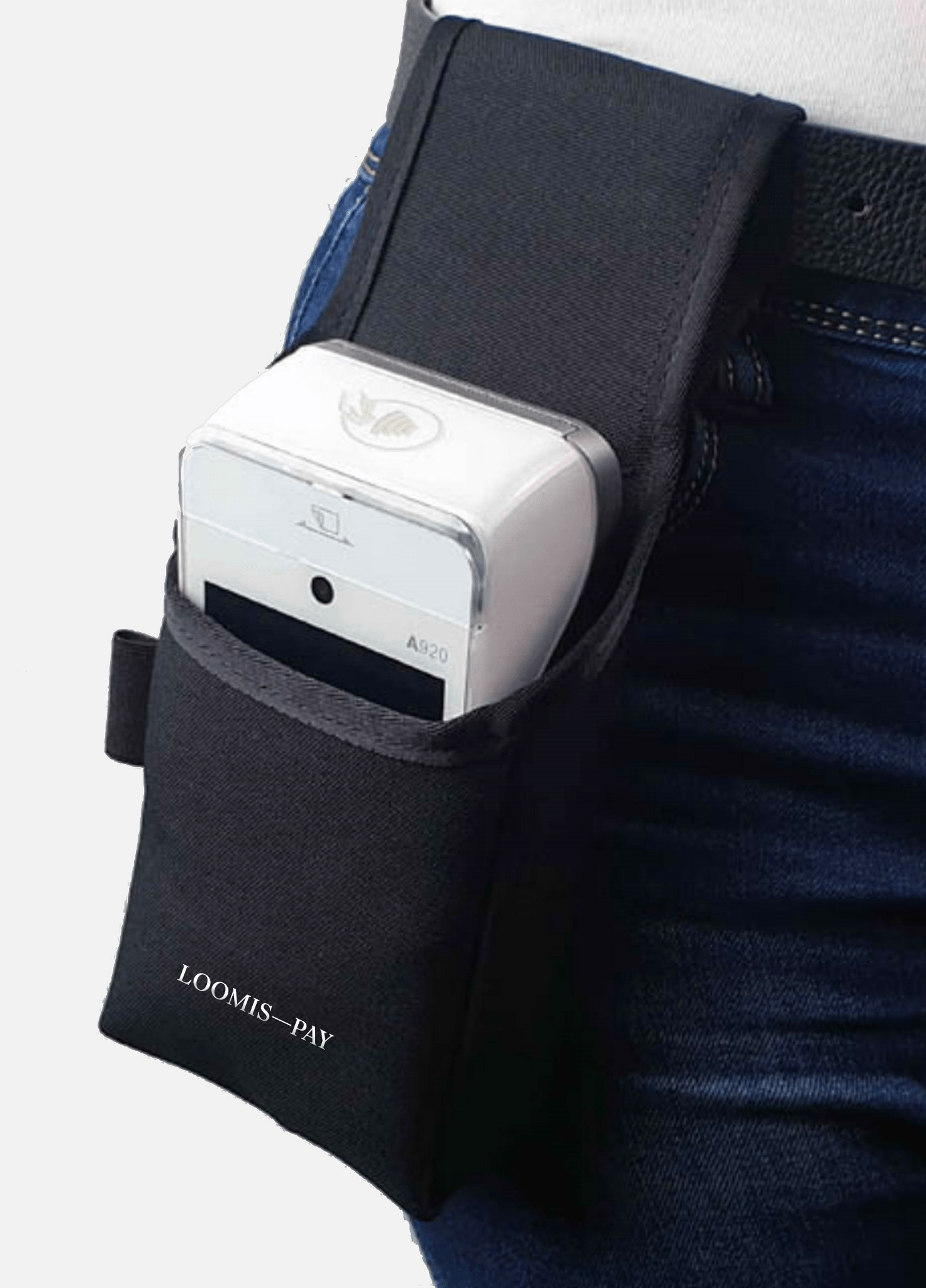 Funda con cinturón Loomis Pay ubicada en la cintura de una persona, mostrando el Pay-Mobile de Loomis Pay en su interior.
