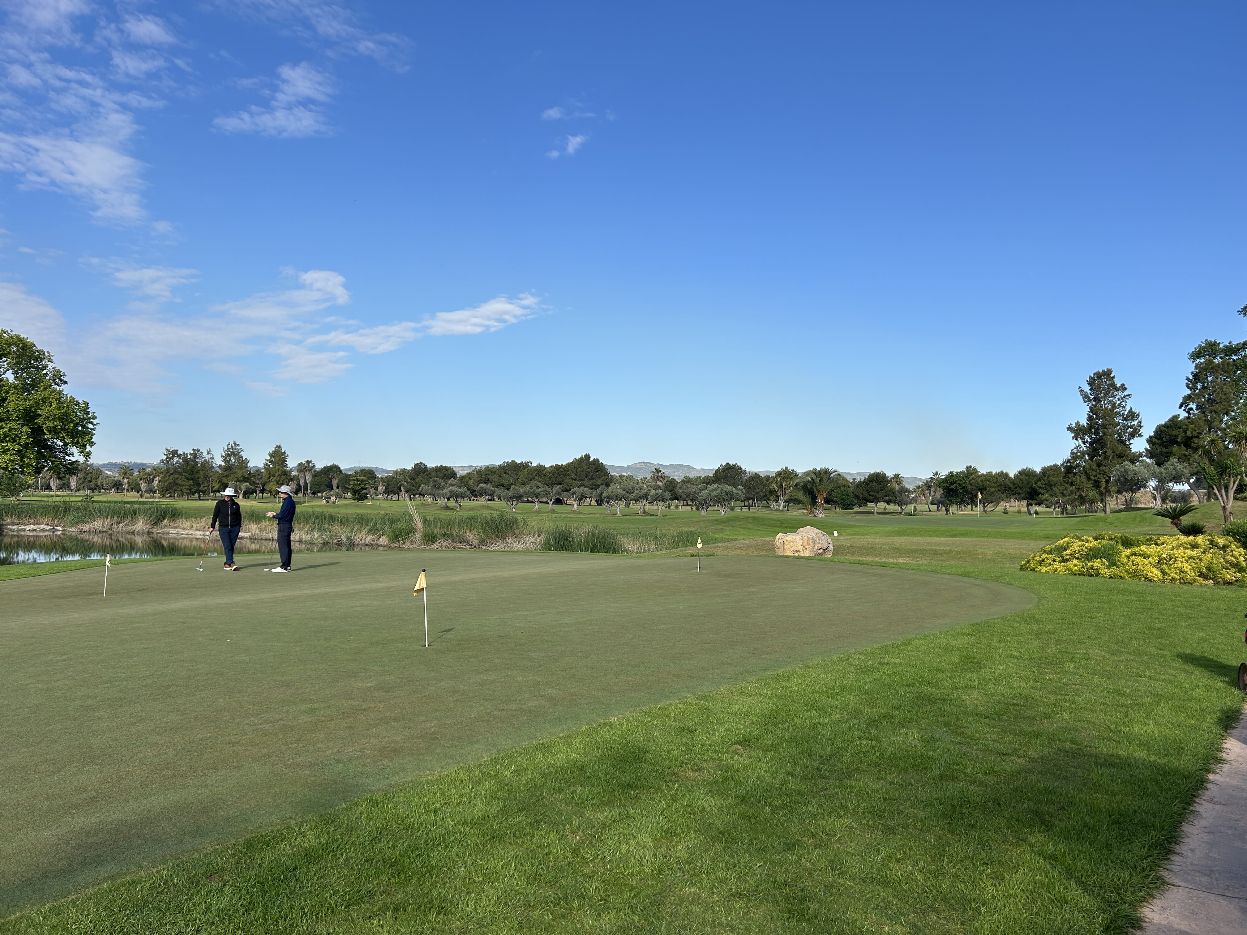 hoyo en campo de golf cielo azul