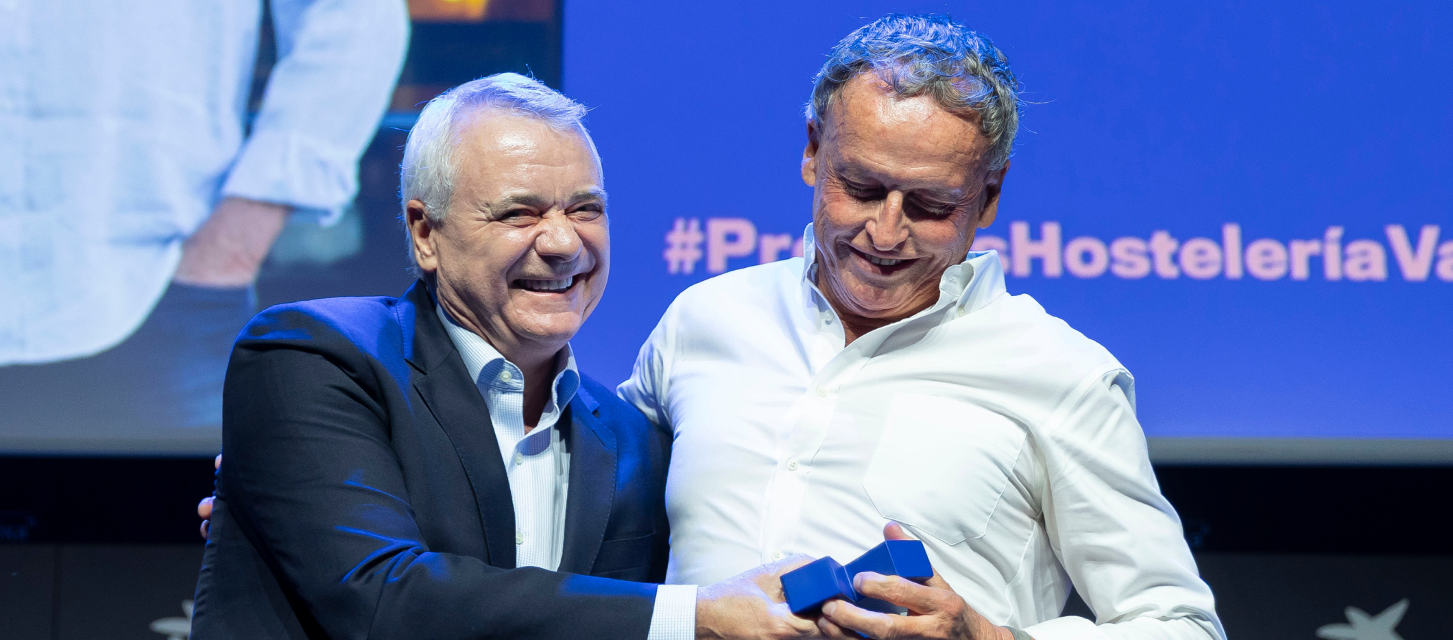 Jesús Balbaneda recogiendo el premio a Trayectoria Profesional en los Premios Hostelería Valencia 2026