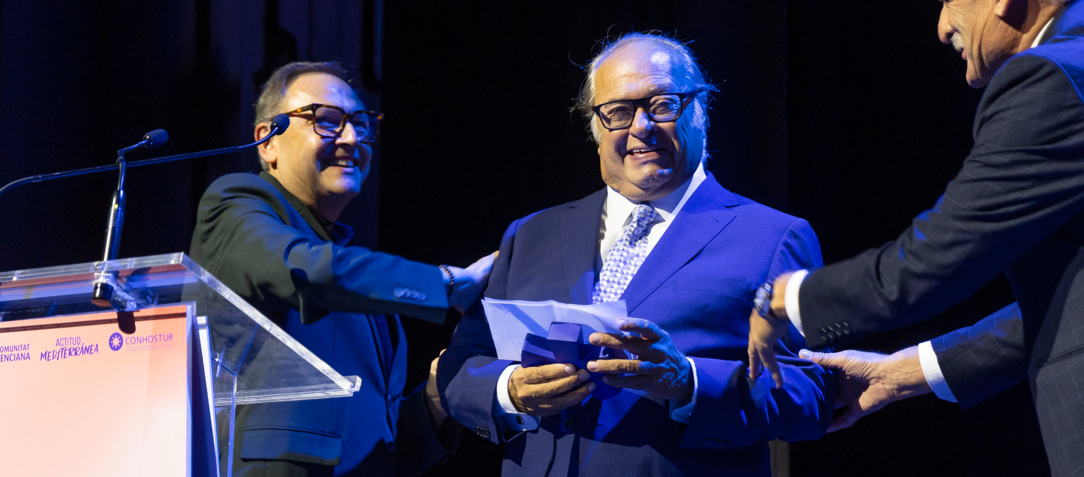 Francisco Sanmiguel Ibañez recibiendo su mención especial por trayectoria empresarial