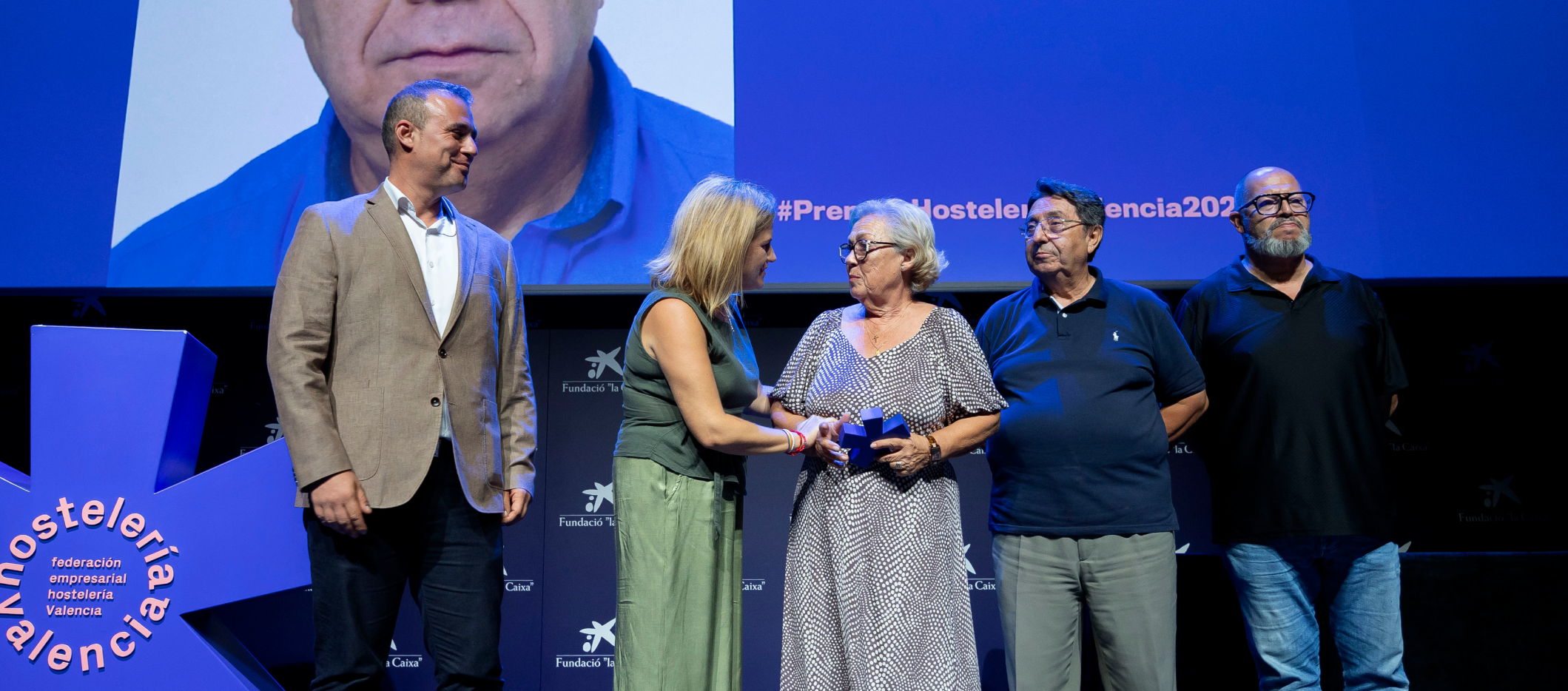 Manuel López Muñoz recibiendo su mención especial por trayectoria empresarial y labor asociativa