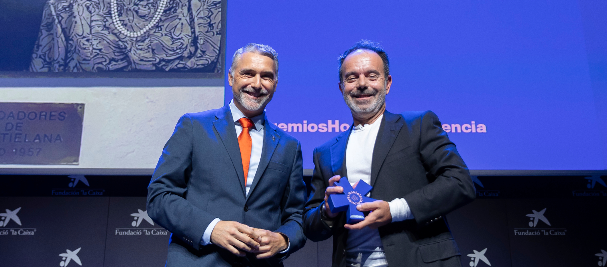 Representantes del Restaurante La Utielana recogiendo el premio a Empresa Familiar Hostelera