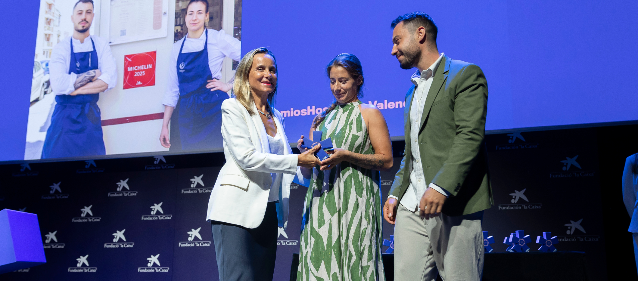 Representantes de Mengem recogiendo el premio a Gastronomía Sostenible
