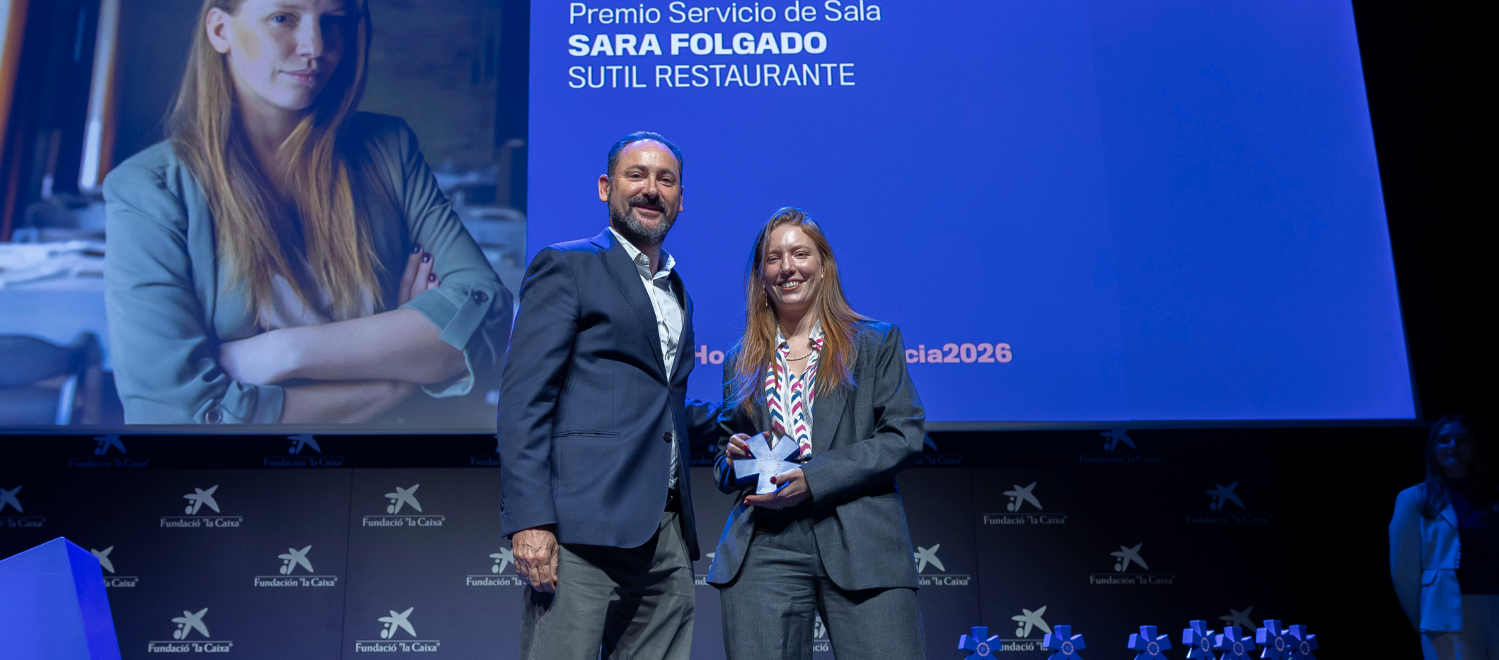 Sara Folgado, Jefa de Sala de Sutil, recogiendo el premio a Servicio de Sala