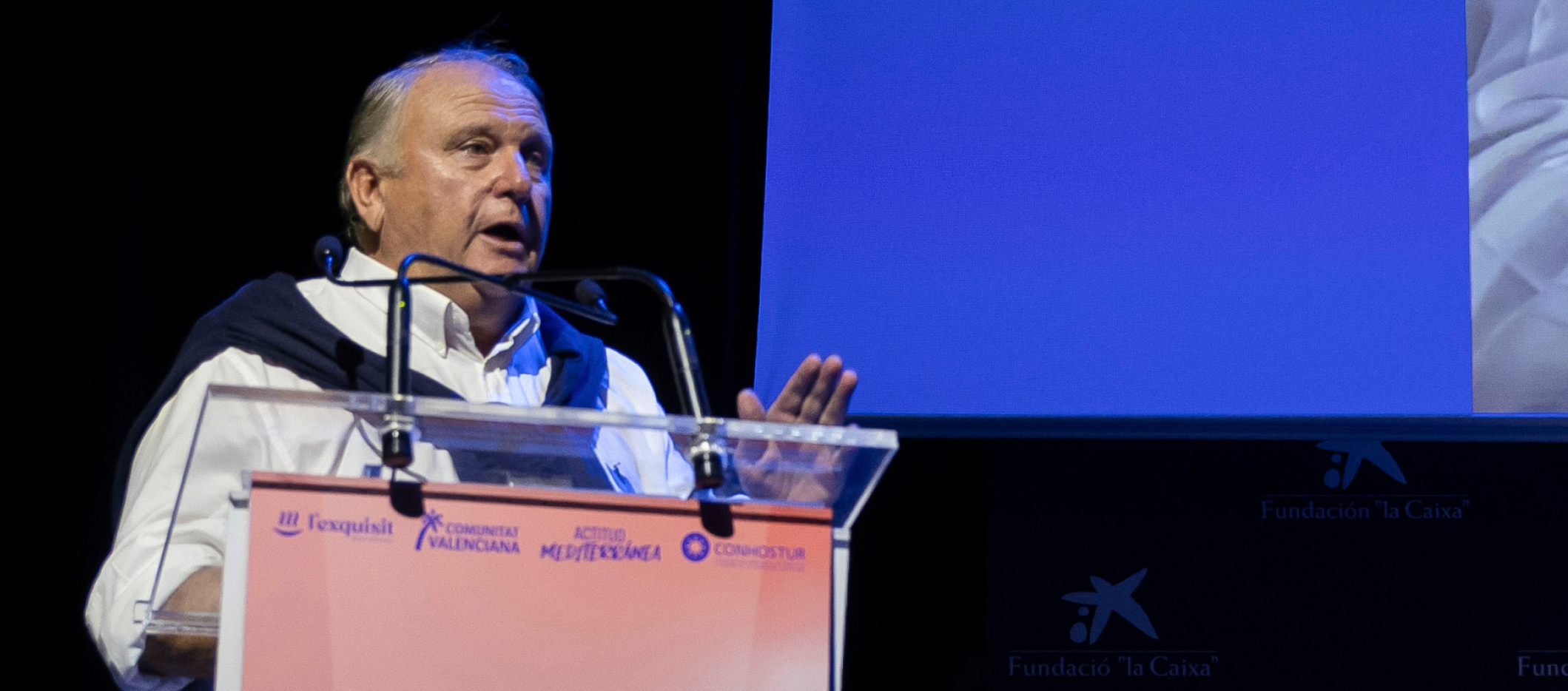 Pedro G. Mocholí recogiendo el premio de Periodismo Gastronómico