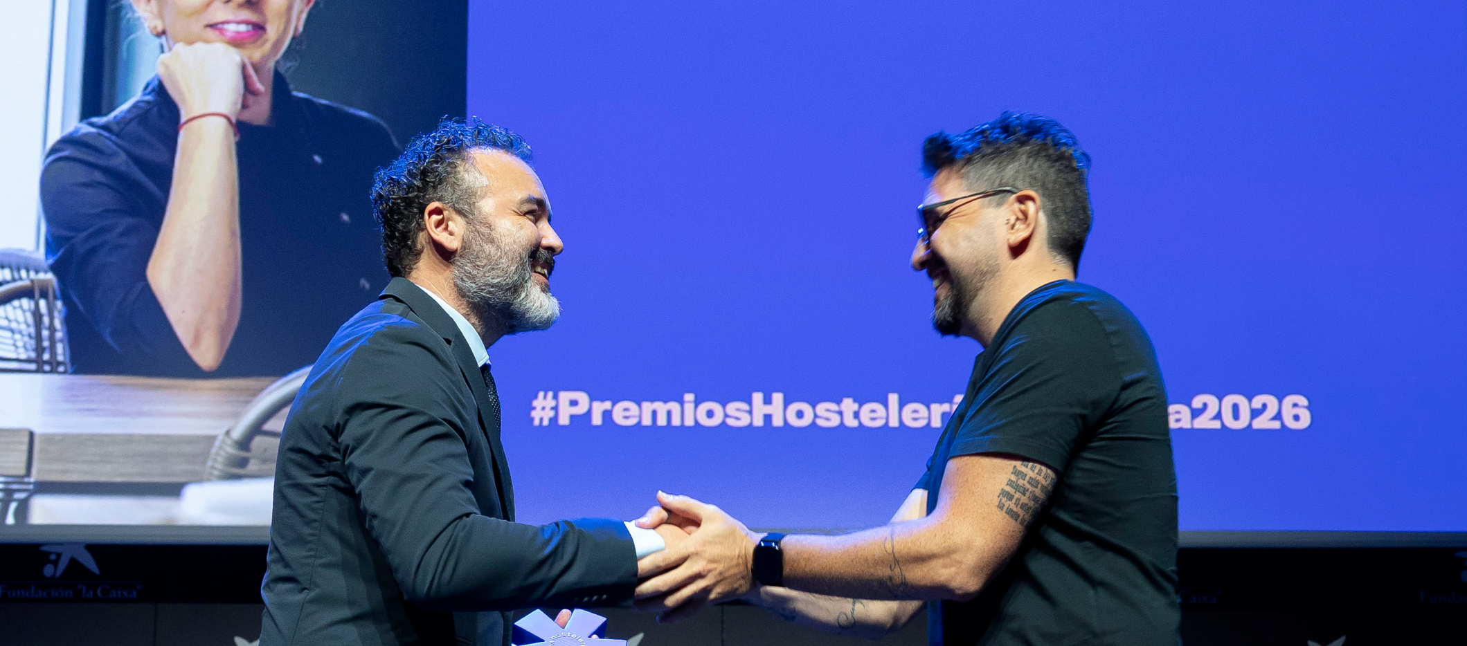 Representantes de Tándem Gastronómico recogiendo el premio a Diseño en Hostelería
