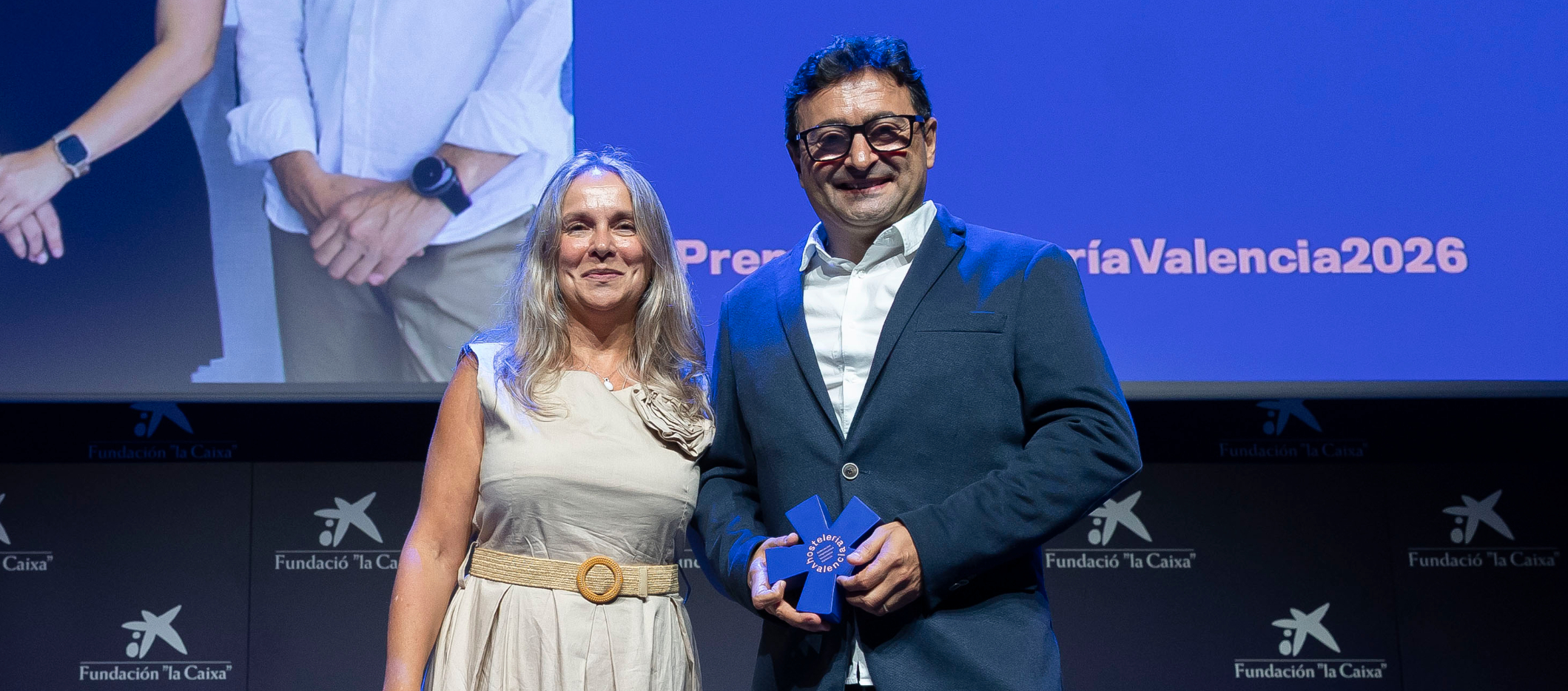 Representantes de Amics de la Gastronomia recogiendo el premio a Fidelidad y Apoyo al Sector