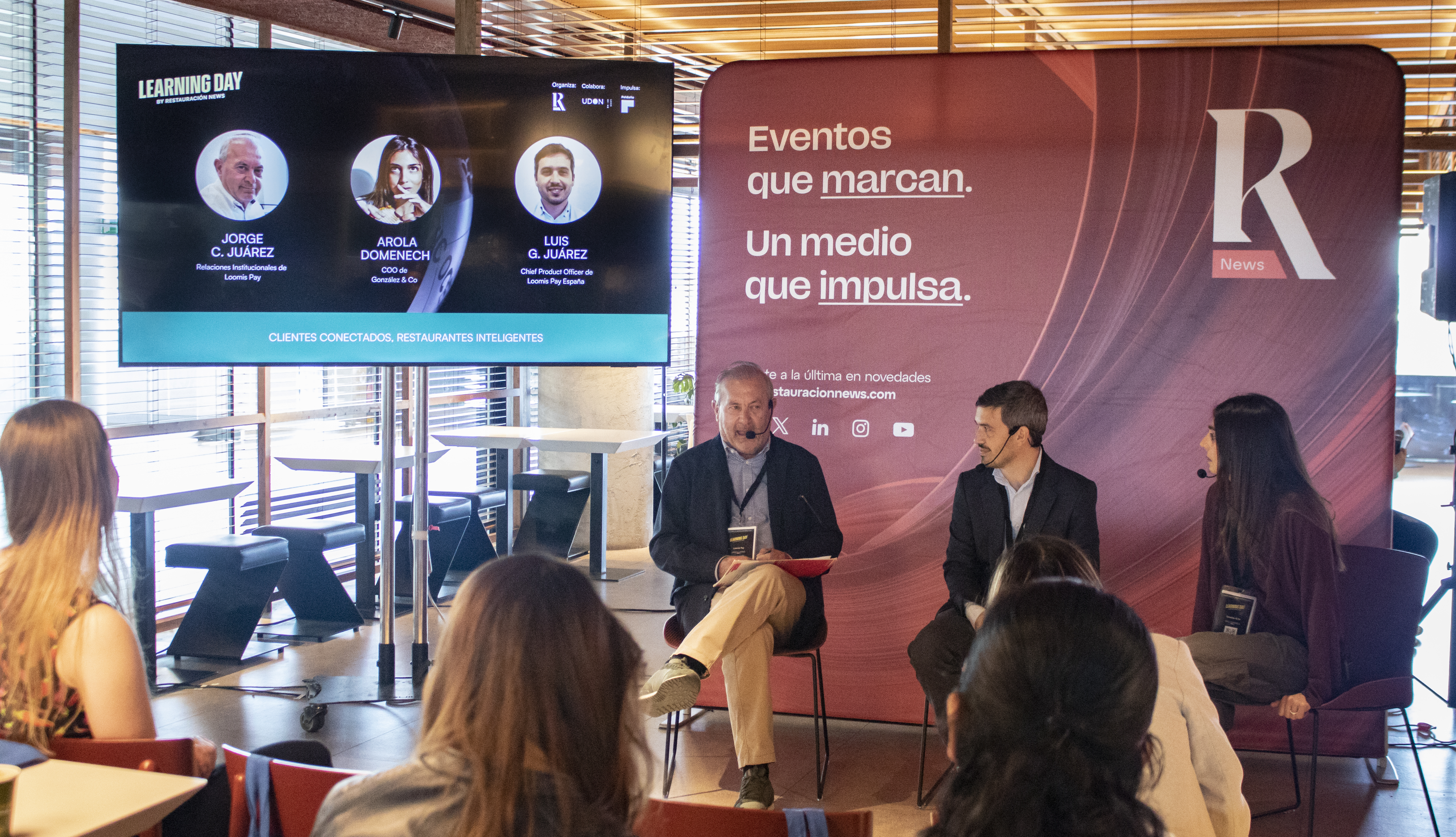 personas hablando en una charla sobre hosteleria