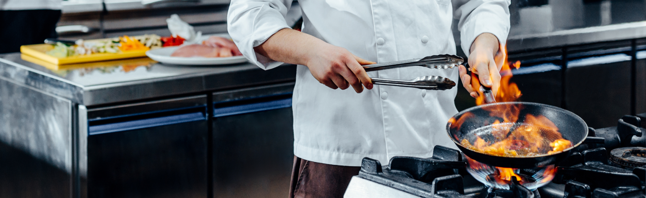 Cocineros trabajando en paralelo en distintas estaciones durante un servicio en pleno funcionamiento