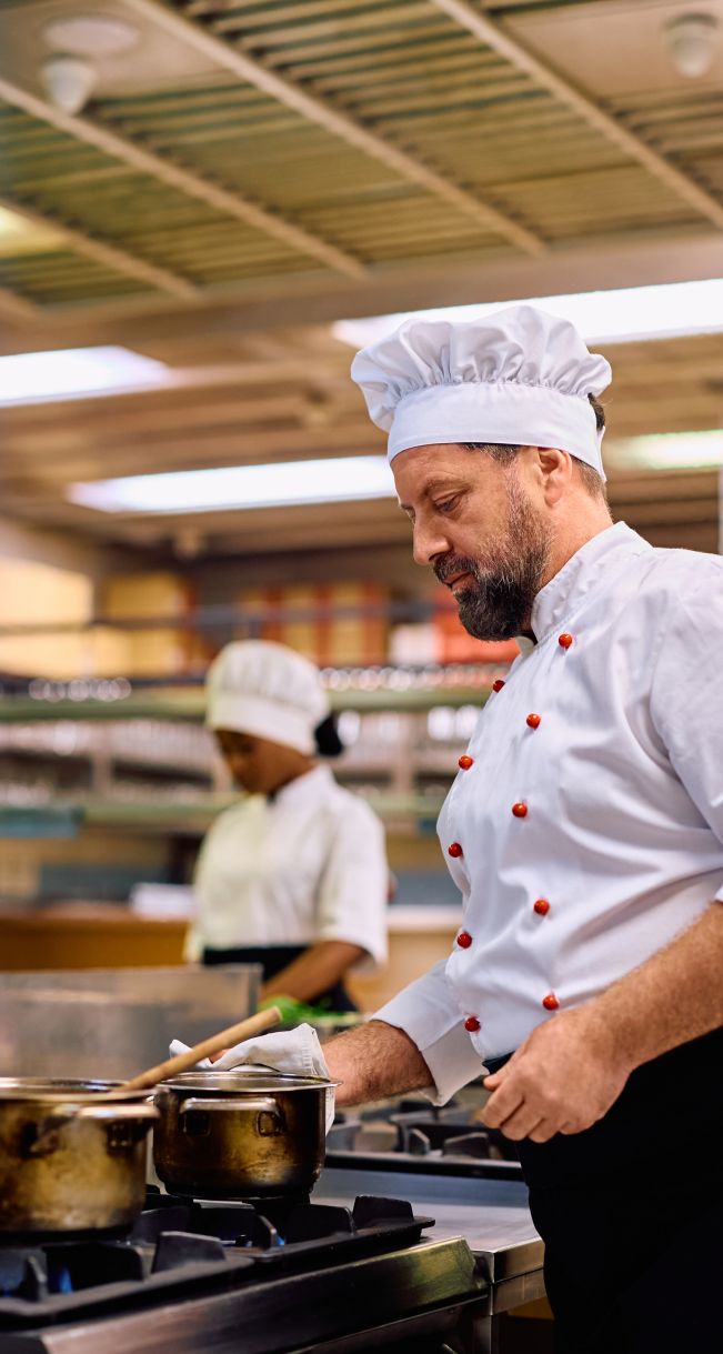 Cocinero gestionando varios puntos de cocción a la vez durante el servicio