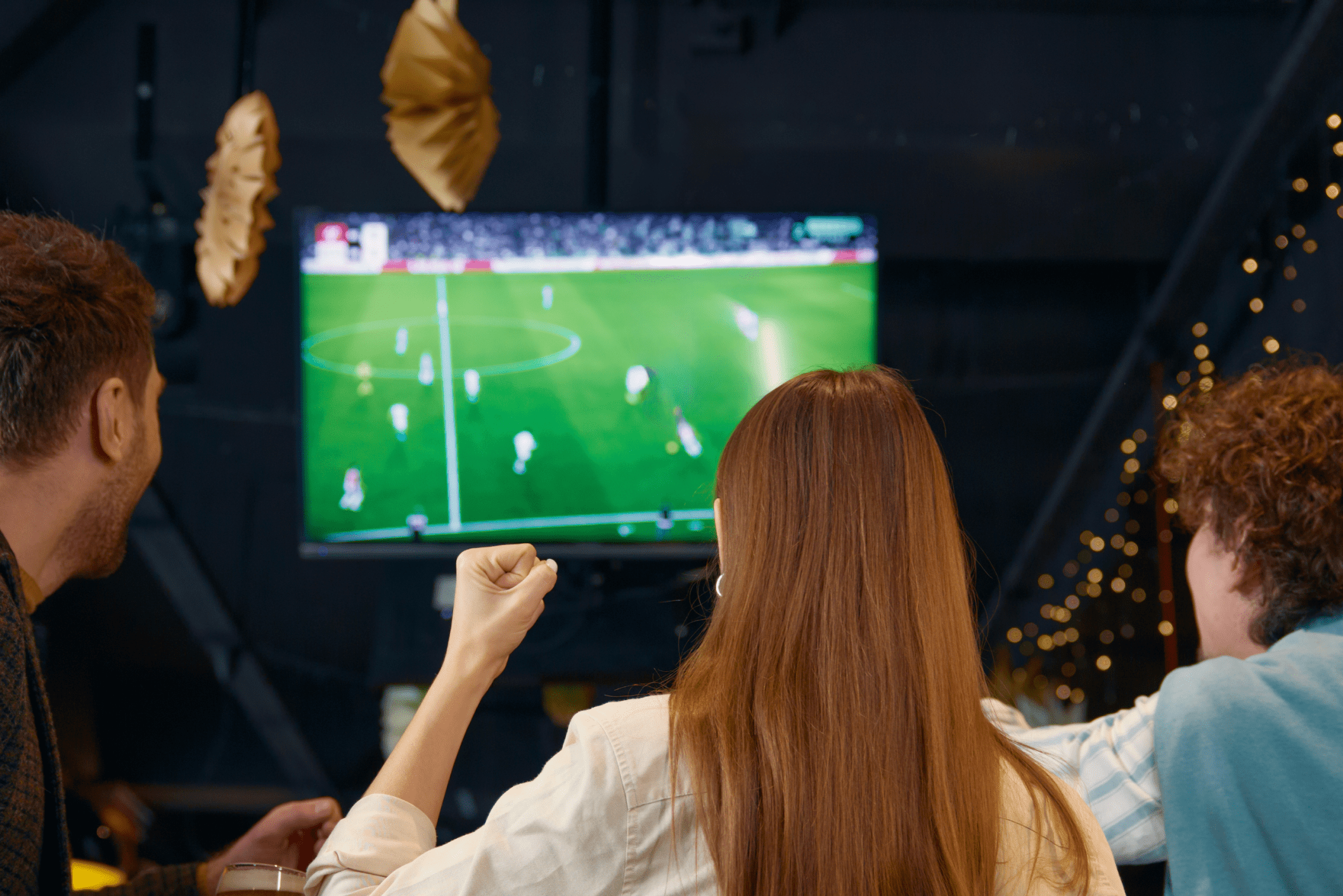 amigos viendo el futbol en un bar