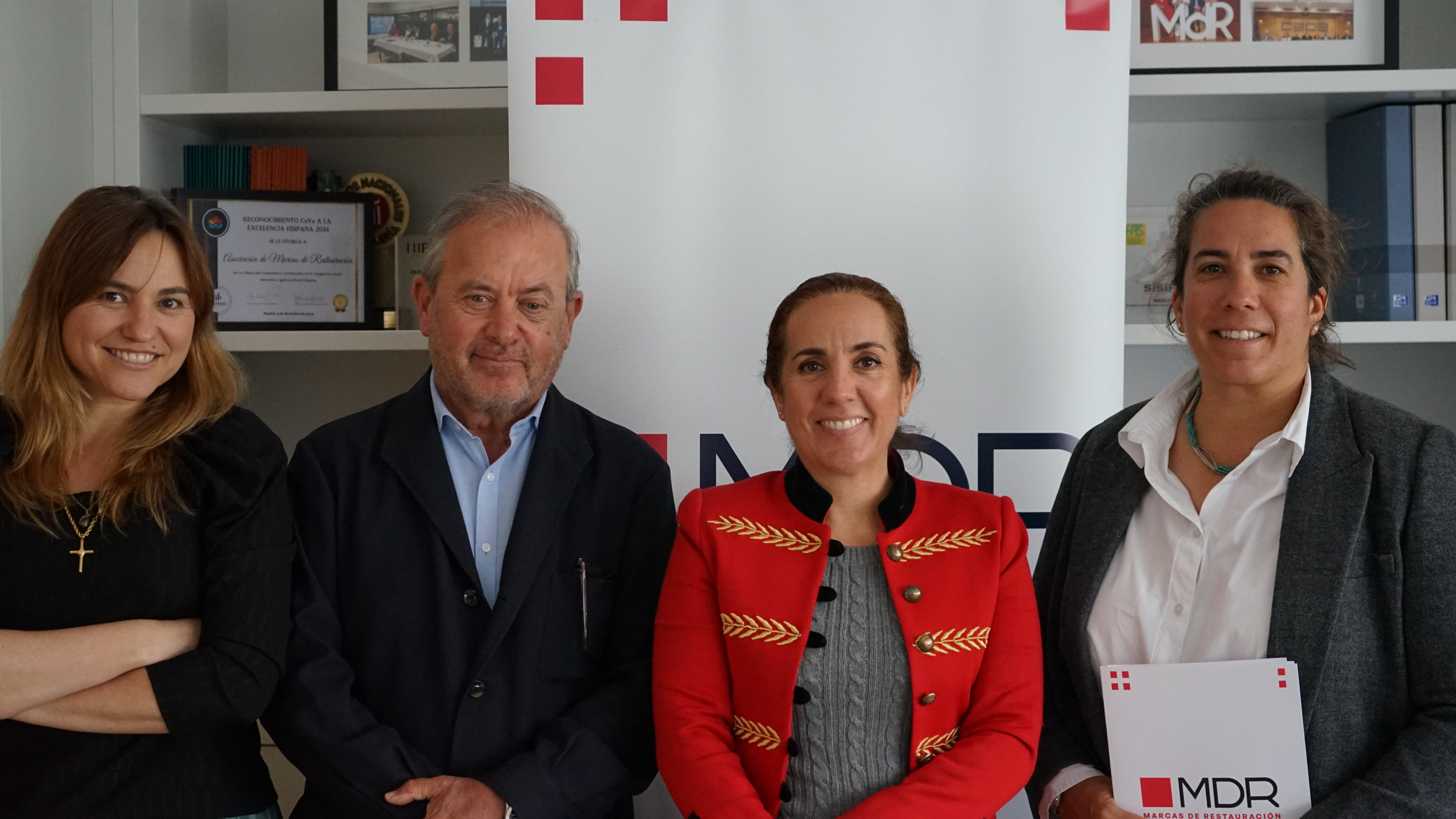 cuatro personas sonriendo por un pacto de partnership entre loomis pay y marcas de restauracion