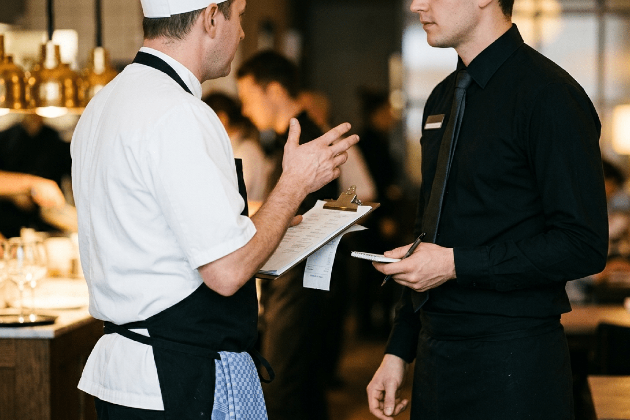 jefe de cocina hablando con personal de sala