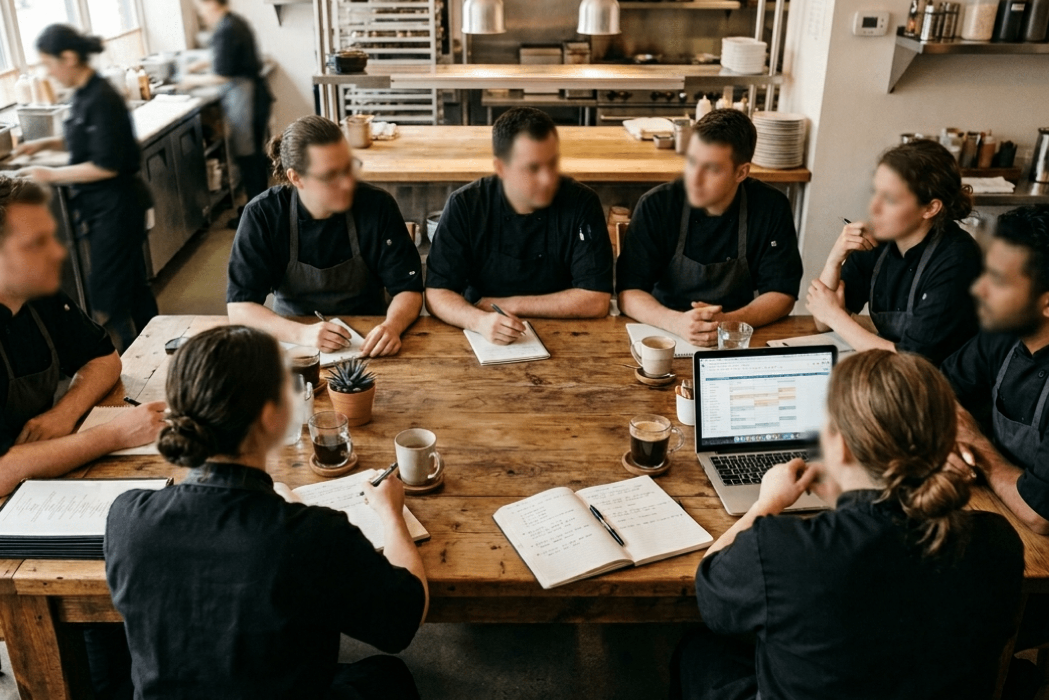 equipo de un restaurante hablando sobre las funciones de cada uno