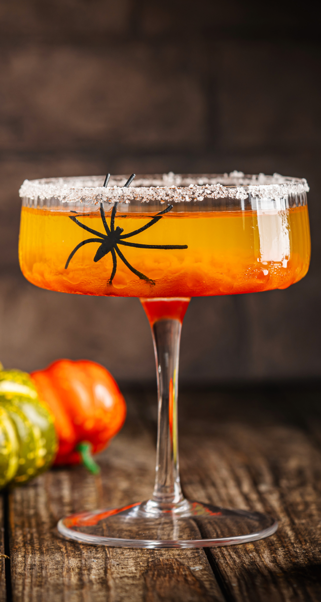 Cóctel temático de Halloween servido en barra