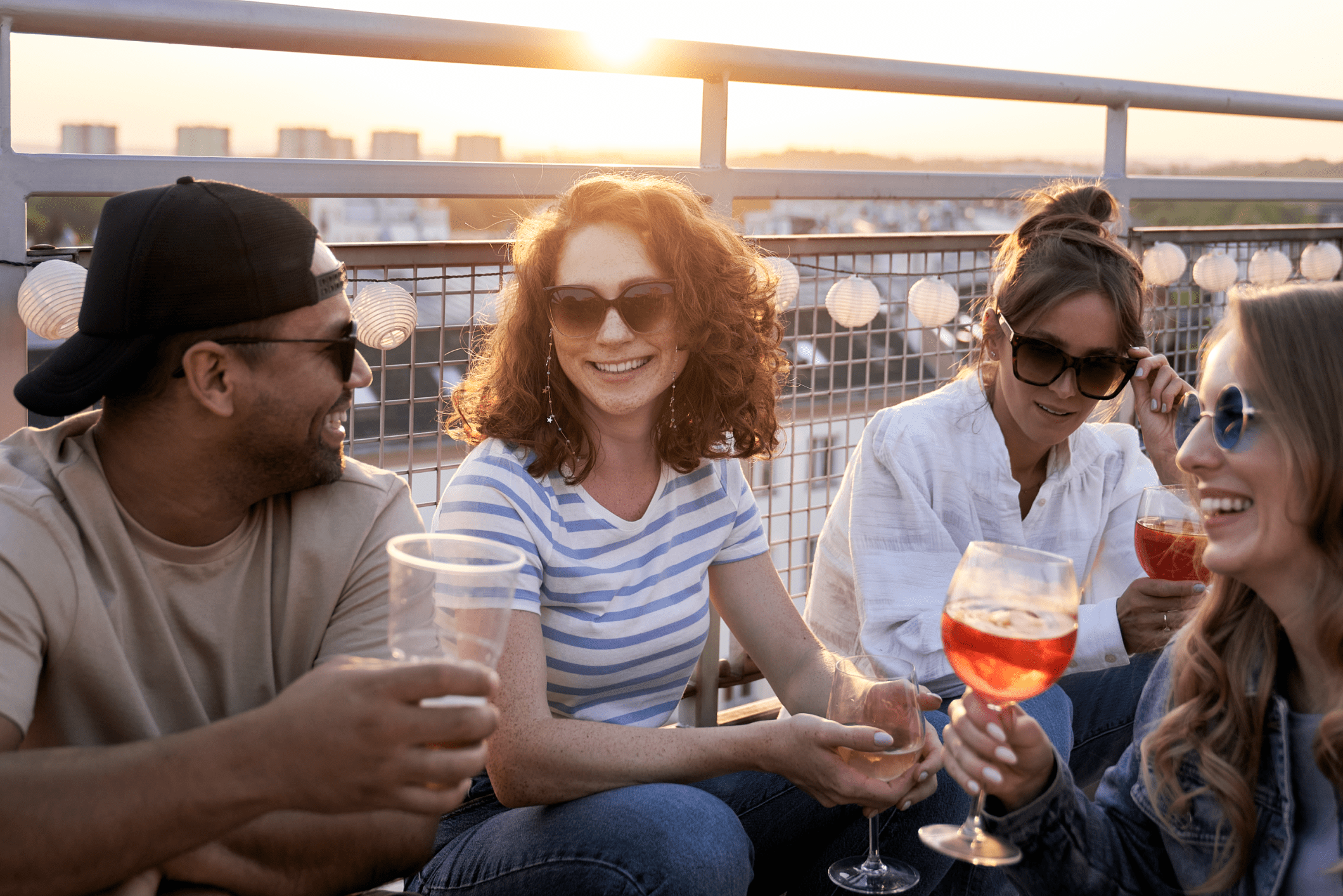 amigos en rooftop tomando unas bebidas