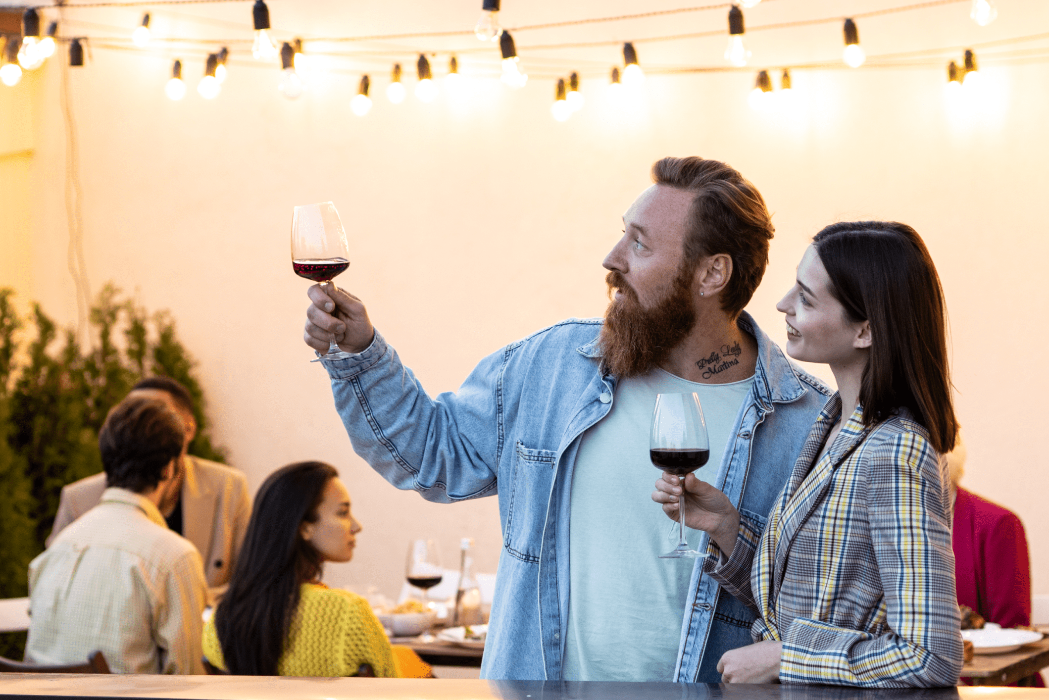 pareja bebiendo vino en una terraza de un rooftop