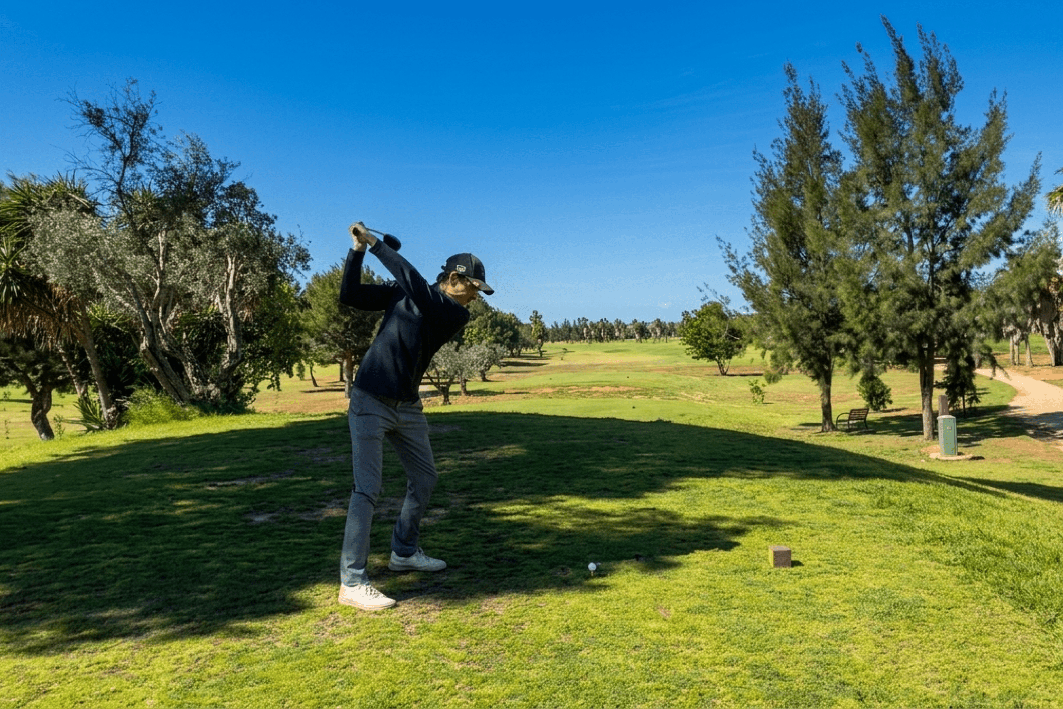 hombre jugado al golf