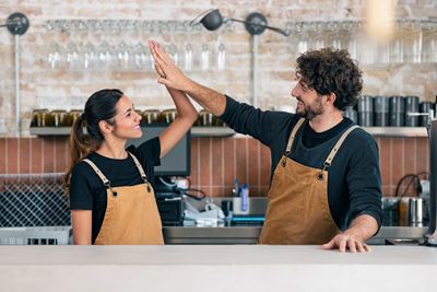 Empleados de cafeteria felices