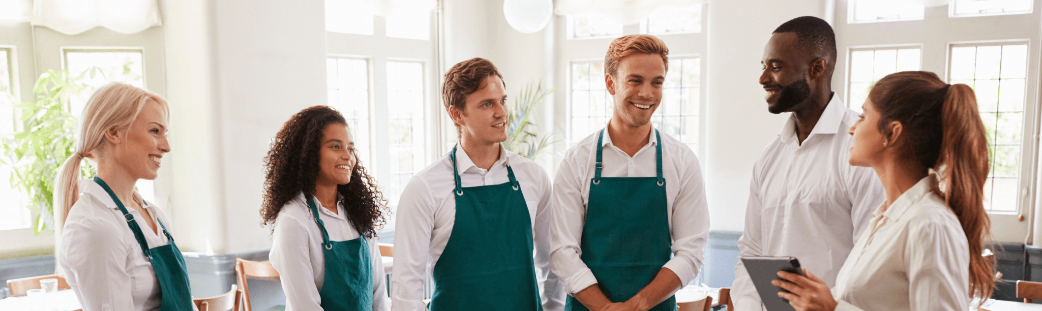 Equipo de un restaurante consultando los turnos en un TPV