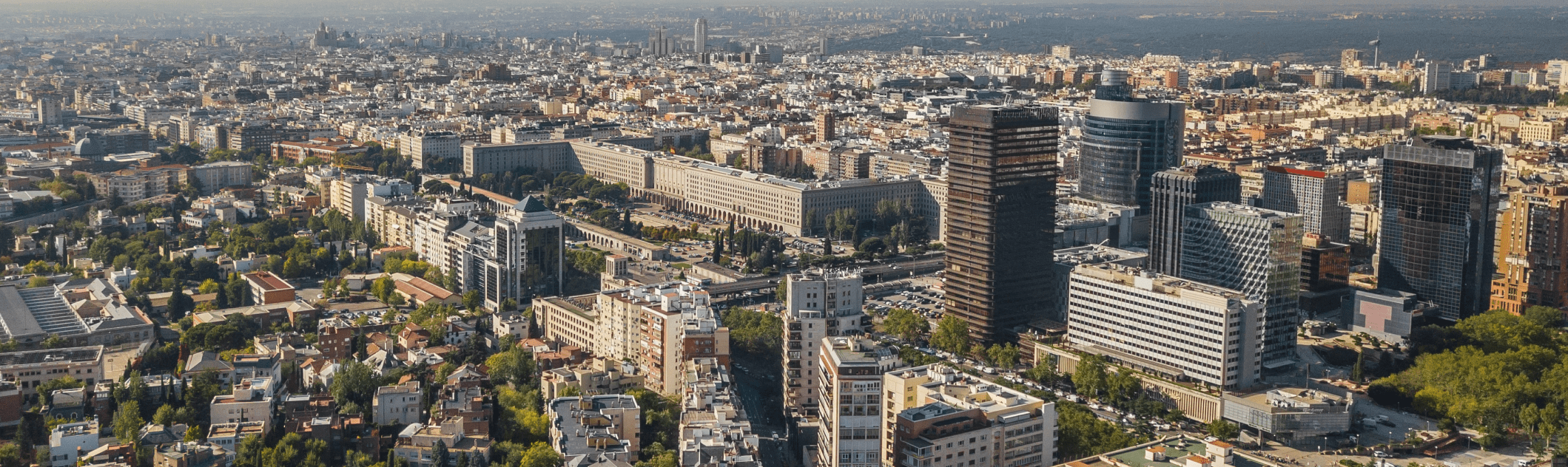 Calle del centro de Madrid con bares y restaurantes