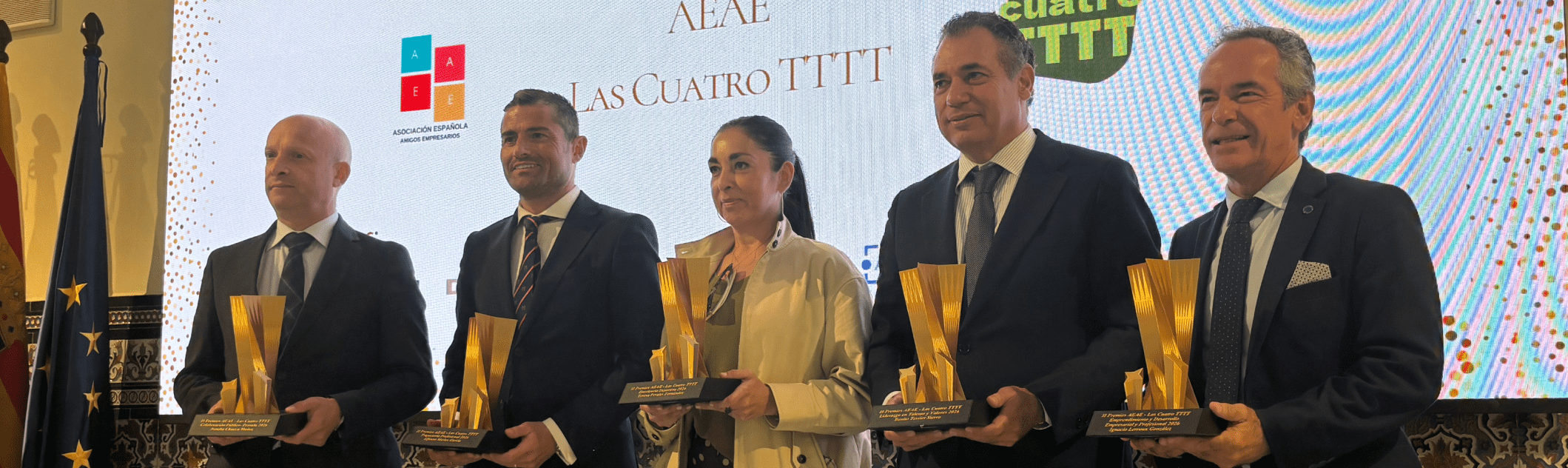 Los cinco galardonados de la II Gala de Premios AEAE posan con sus trofeos