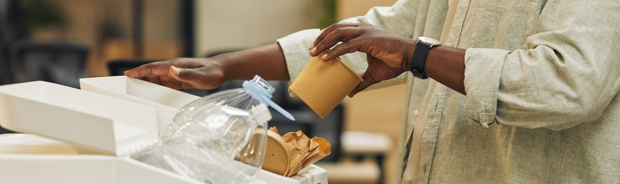 Contenedores de reciclaje separados por tipo de residuo en la cocina de un restaurante