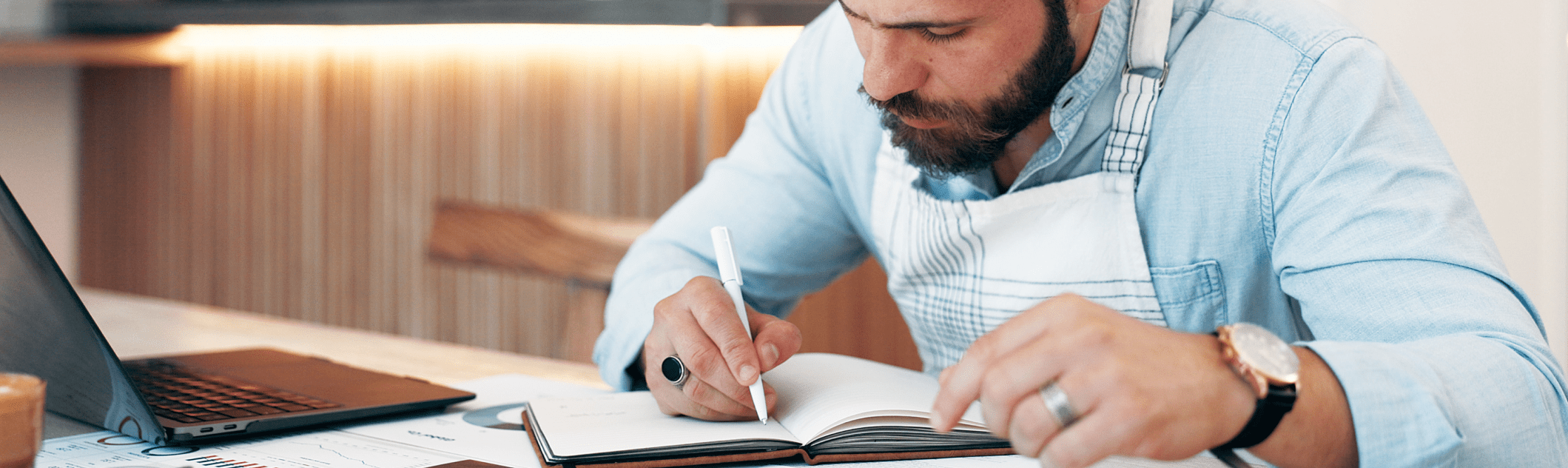 Responsable de un restaurante revisando contratos y nóminas del personal