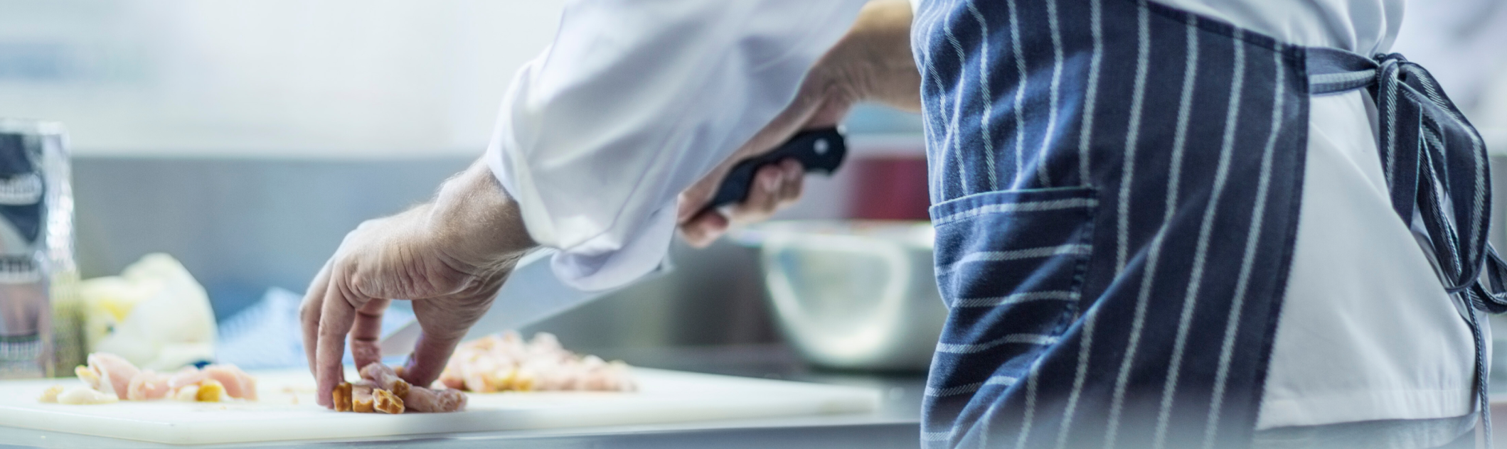 Chef emplatando un plato en la cocina de un restaurante